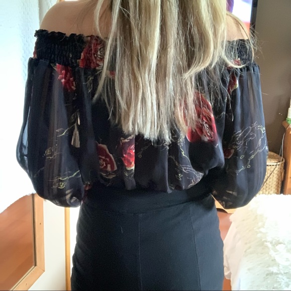 Suzy Shier Black with red rose 🌹 pattern sheer blouse size medium - Picture 7 of 10